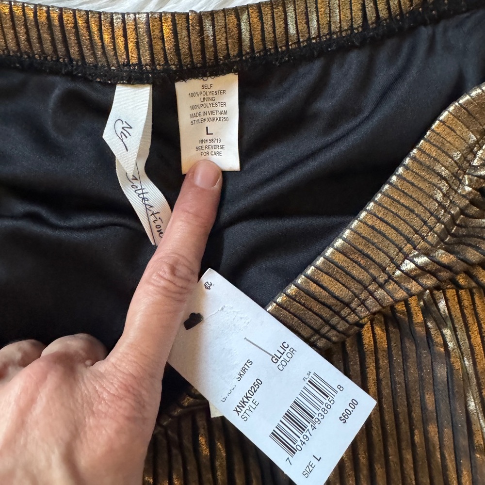 NY Colllectio. Metallic Gold Skirt - Picture 9 of 10